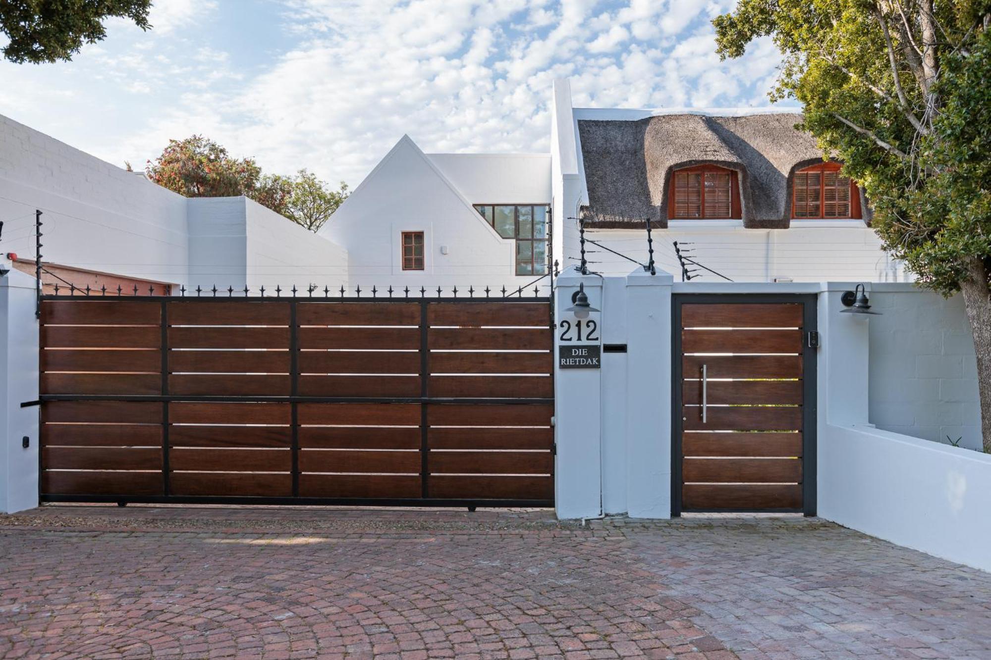 Die Rietdak - Reetdachhaus Mit Vier Schlafzimmern Cape Town Bagian luar foto